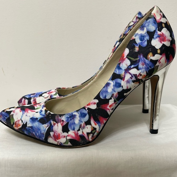 Apt. 9 Shoes - Floral heels, size 7